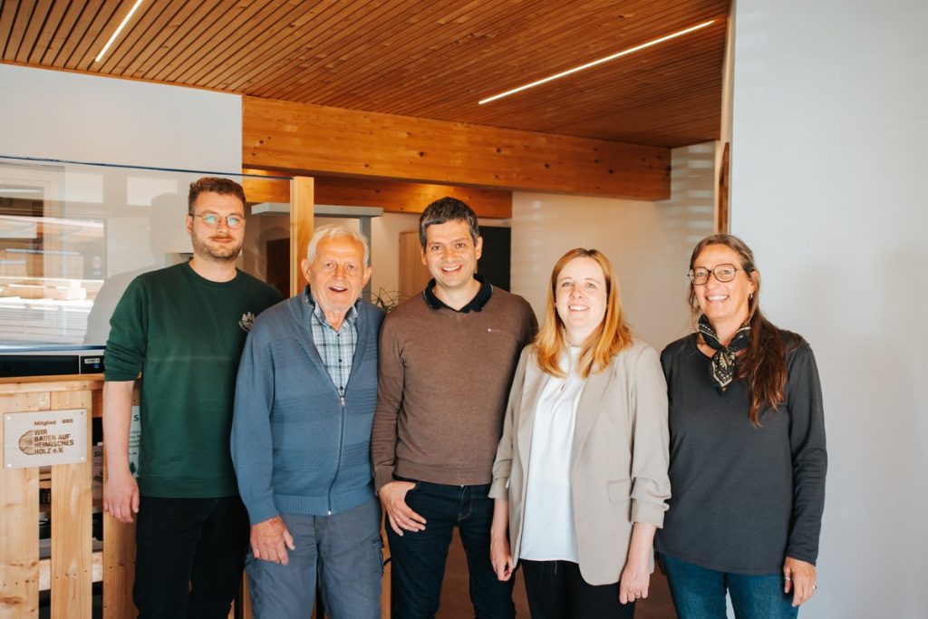 Gruppenfoto von fünf Ansprechpartnern für Karrierefragen bei Holzwerk Baumgartner