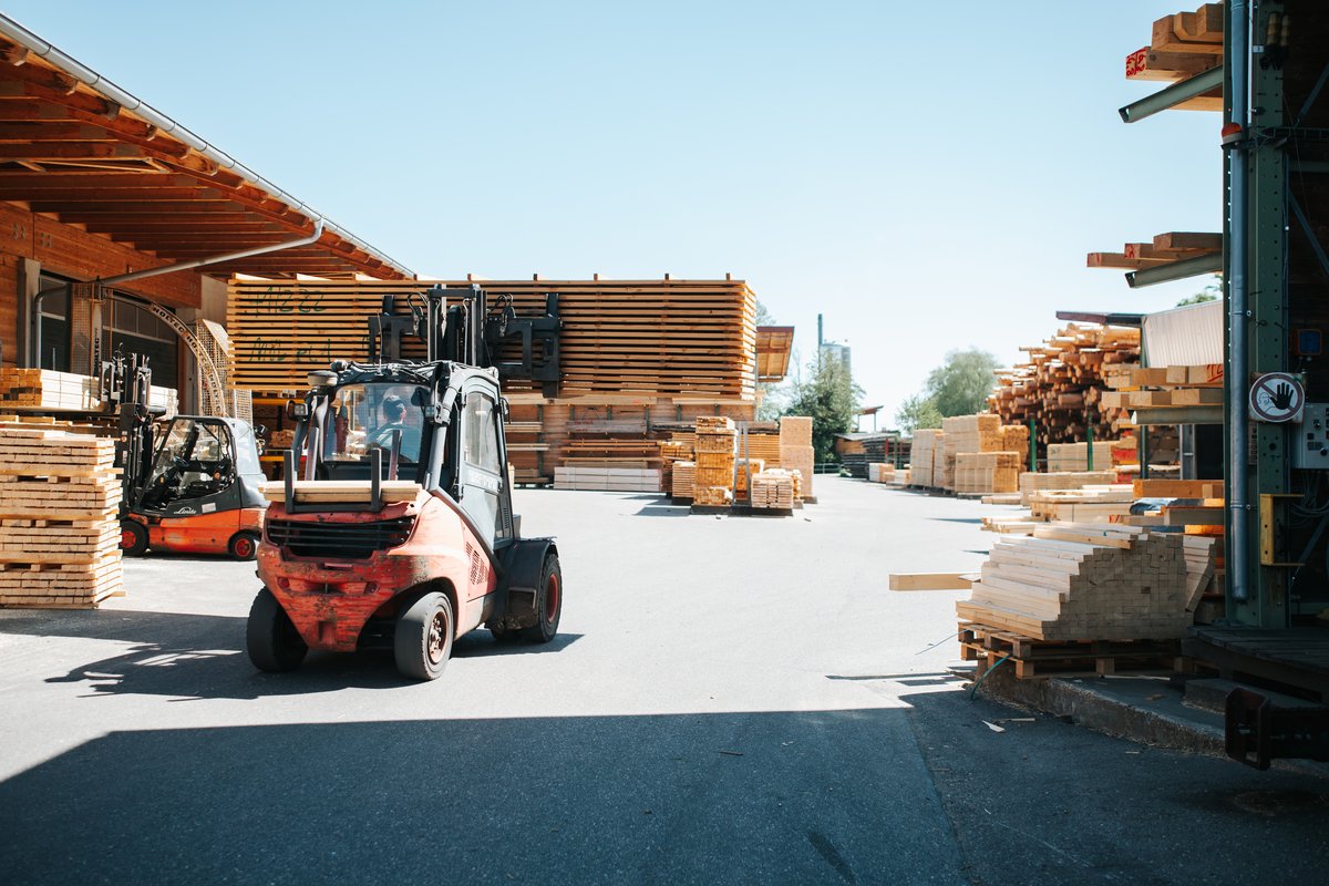 Gabelstapler transportiert Holz auf dem Firmengelände