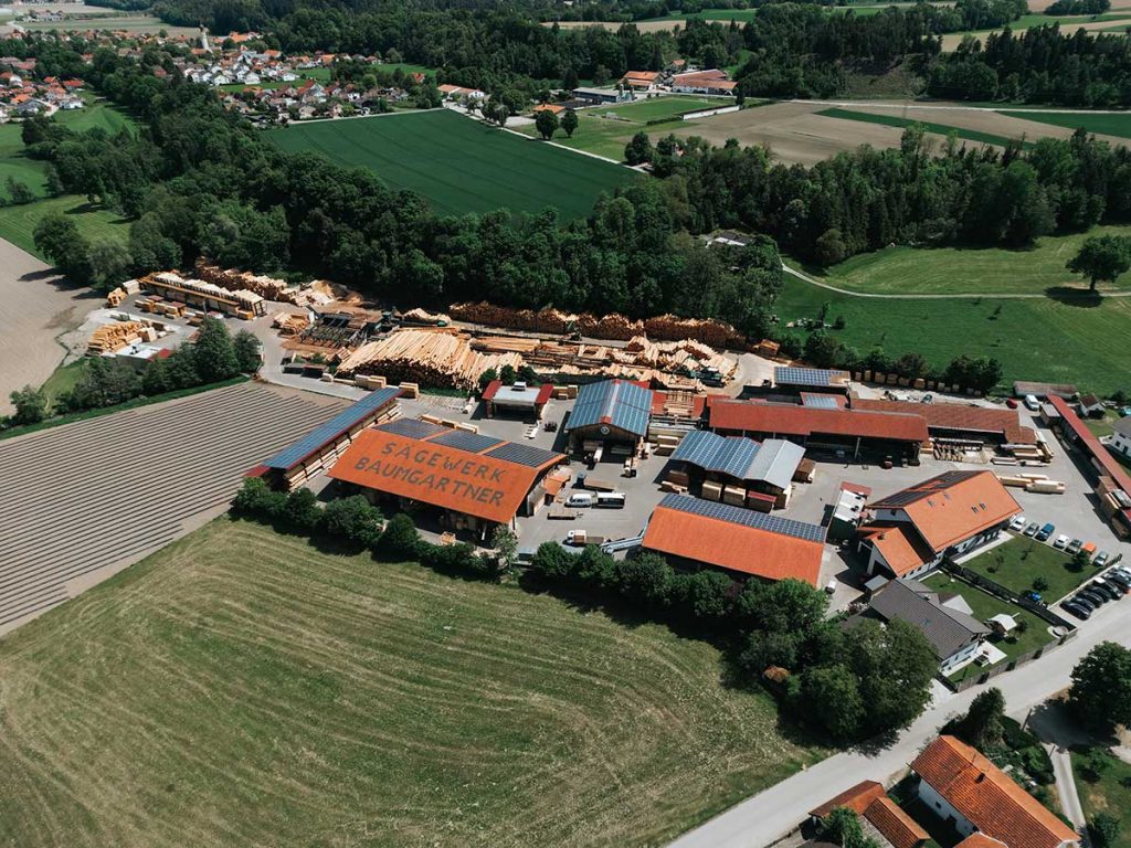 Luftaufnahme des Betriebsgeländes von Holzwerk Baumgartner mit umliegenden Feldern