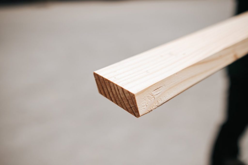 Nahaufnahme eines gehobelten Holzbalkens