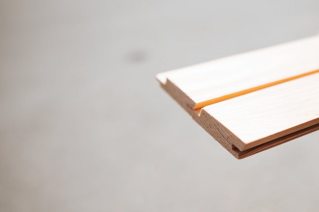 Nahaufnahme einer gehobelten Holzdiele mit Nut