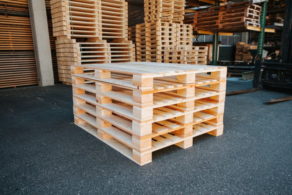 Stapelbare Holzverpackungspalette in der Lagerhalle