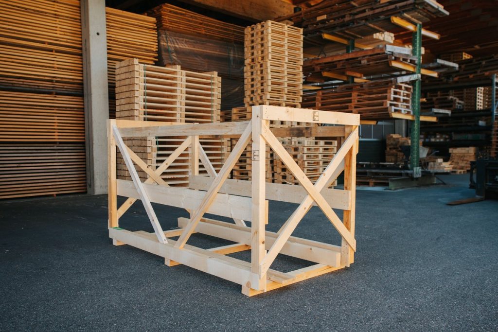 Mit Kreuzstreben verstärkte Holzverpackungskiste auf dem Firmengelände