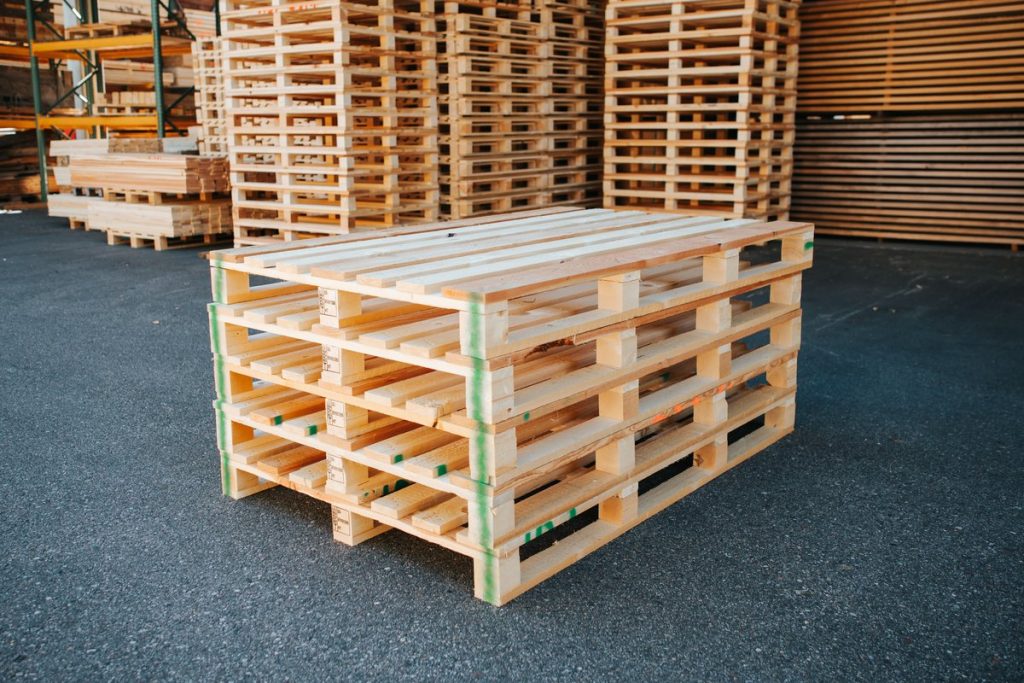Stapel leerer Holzpaletten auf dem Firmengelände