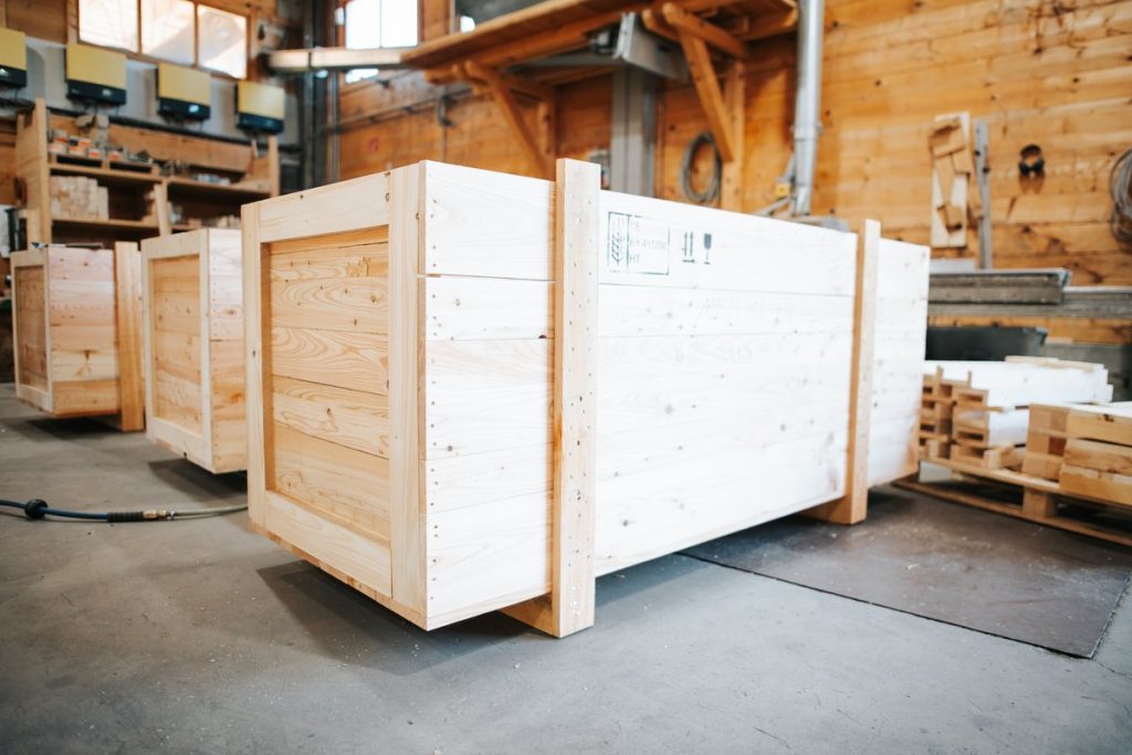 Mit Folie verpackte Holzverpackungskiste in der Lagerhalle