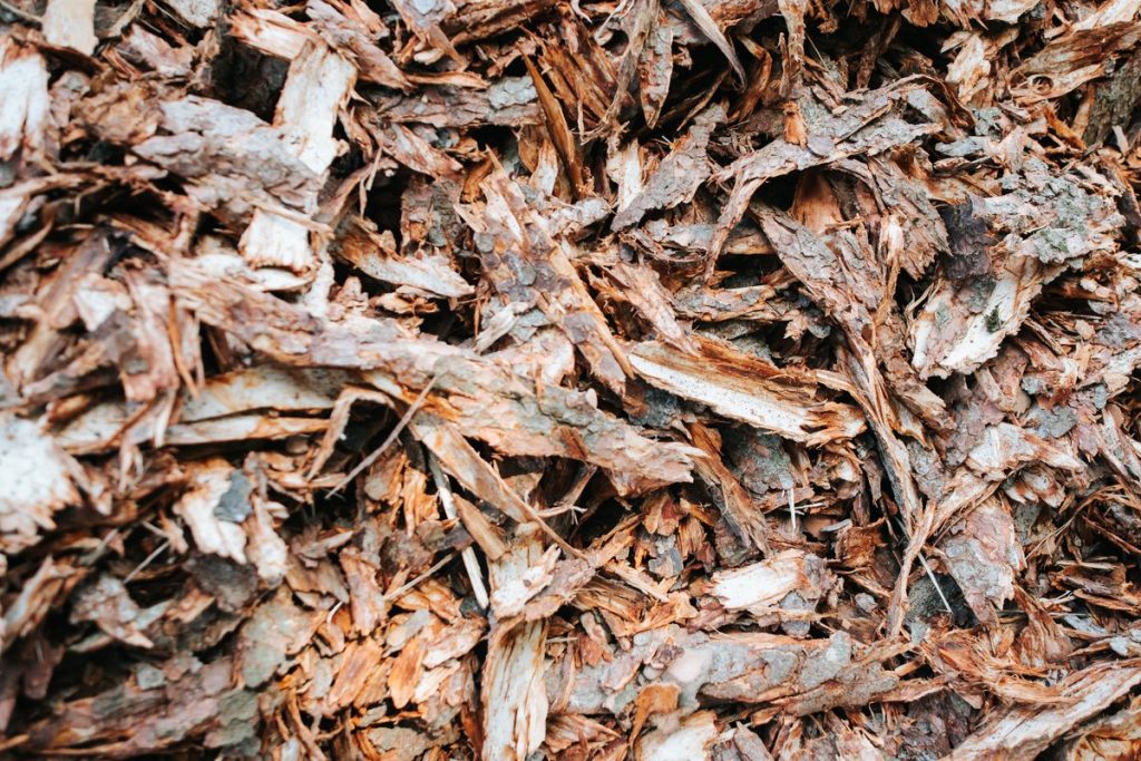 Haufen von Holzhackschnitzeln und Rindenmulch